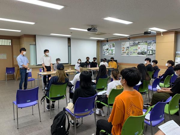 1학년 간담회 진행